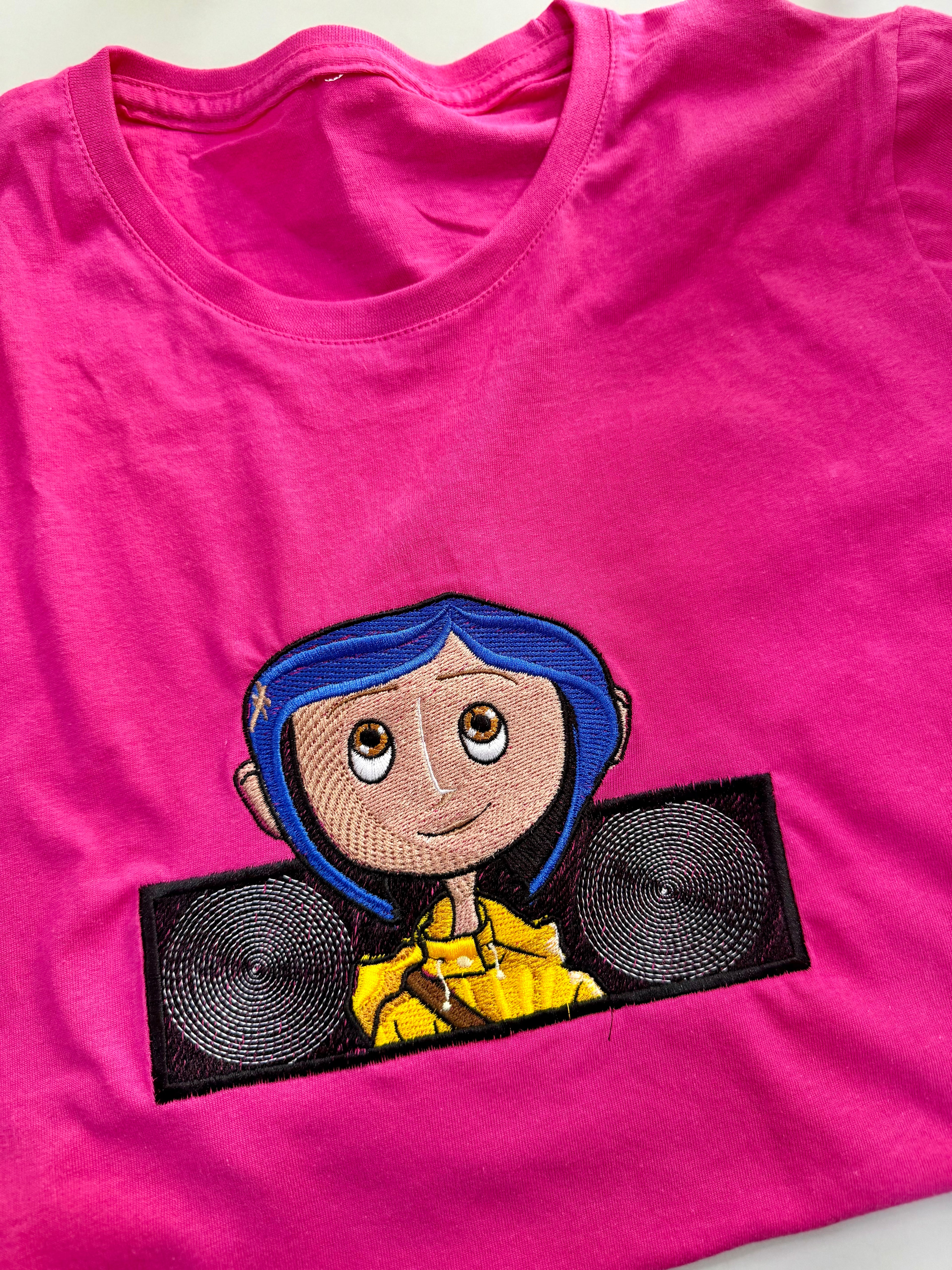 Camiseta Bordada | Coraline