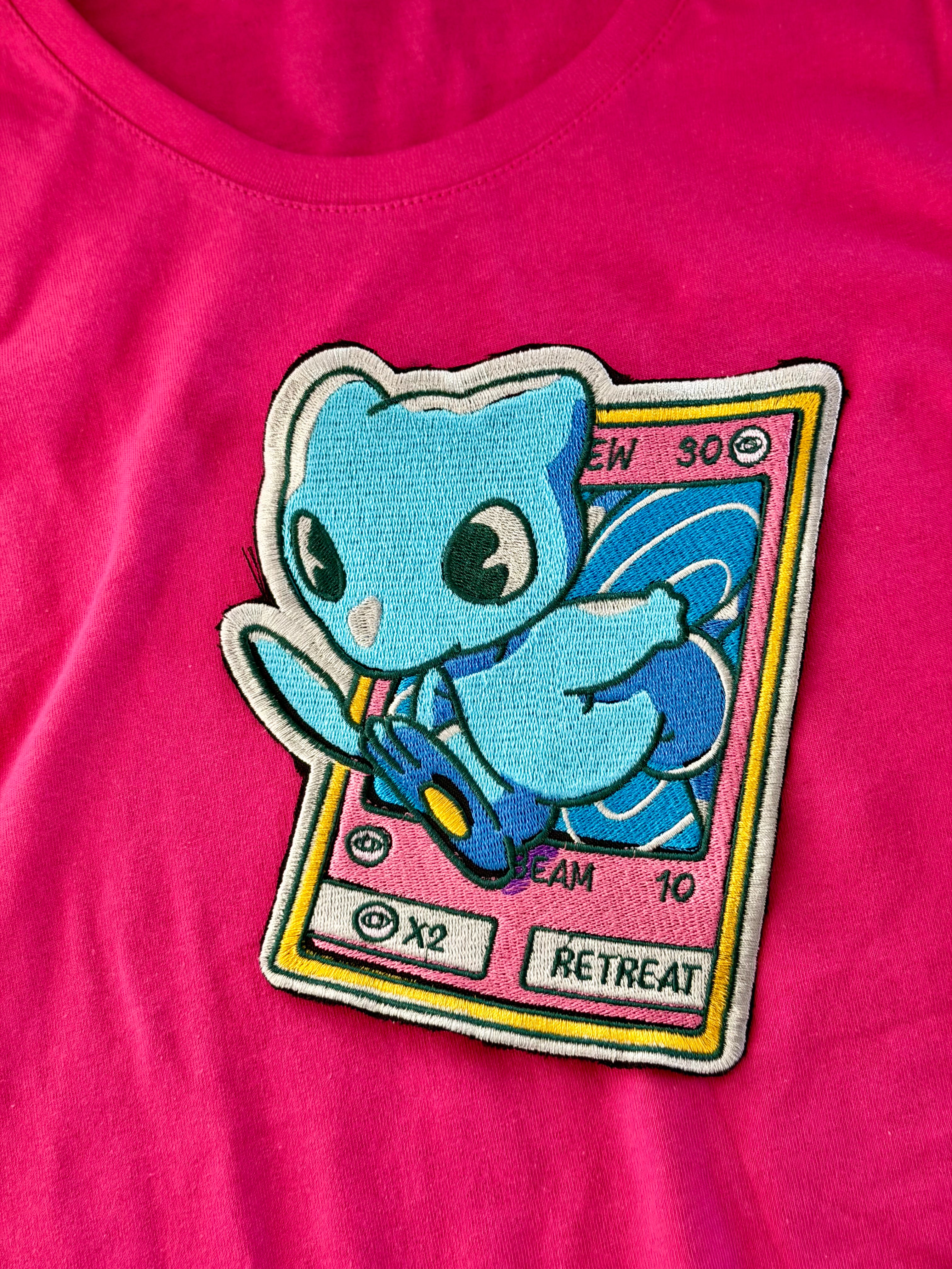 Camiseta Bordada | Carta Mew