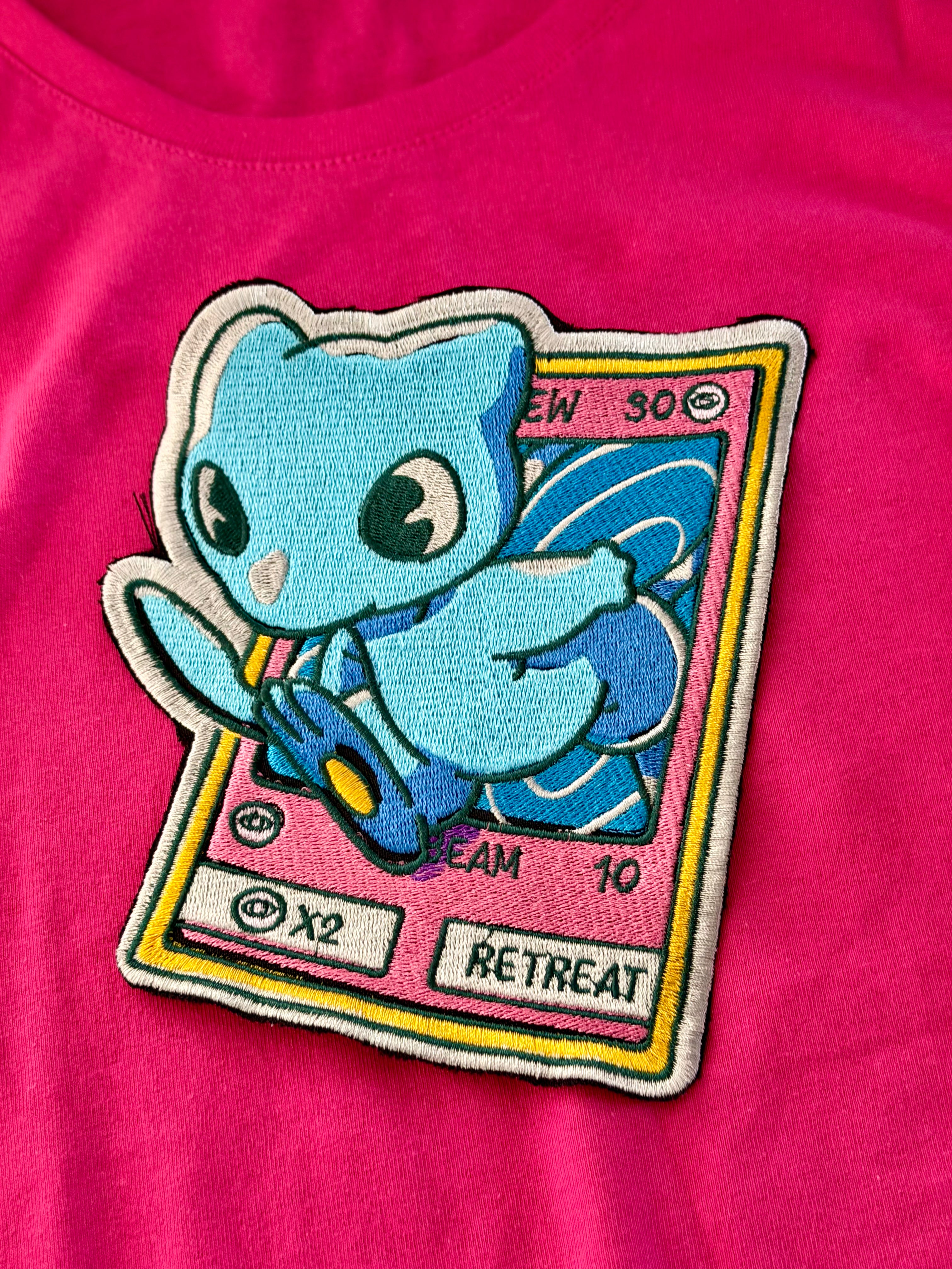 Camiseta Bordada | Carta Mew
